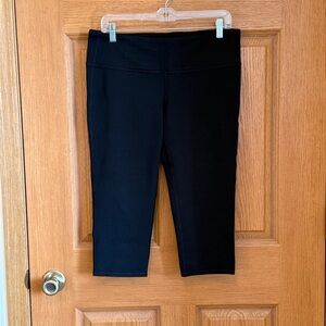 Athleta Chaturanga Capri Leggings Womens XLP Black Cropped Mid Rise Wicking Yoga